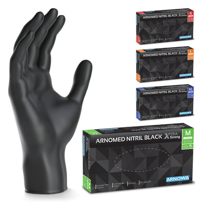 Uma luva descartável de nitrilo preta está em pé ao lado de quatro caixas "ARNOWA GmbH ARNOMED NITRIL BLACK XTRA STRONG Luvas descartáveis extra grossas de nitrilo em preto" em S (vermelho), M (verde), L (laranja) e XL (azul); à frente, a caixa verde extra grossa.
