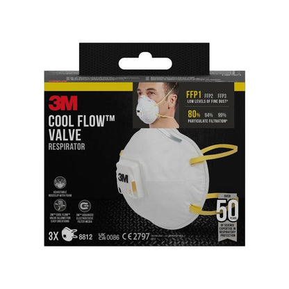 Um conjunto de 3 máscaras de partículas 3M™ Cool Flow™ 8812, FFP1, com válvula da 3M Deutschland GmbH. A embalagem mostra um usuário com a máscara e destaca a proteção FFP1, as bandas amarelas e mais de 50 utilizações por pacote.