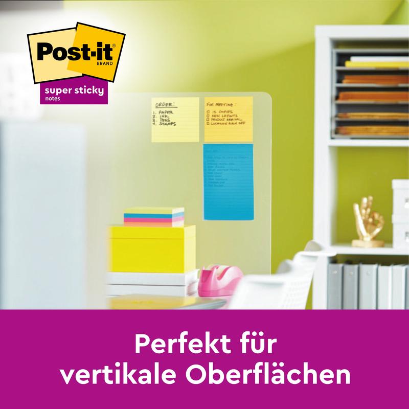 Em um escritório, um quadro de vidro é mostrado com Post-it® Super Sticky Notes em grande formato, Boost Collection, 101 mm x 152 mm, pautado, da 3M Deutschland GmbH. Texto: "Perfeito para superfícies verticais." O logotipo aparece no canto superior esquerdo.