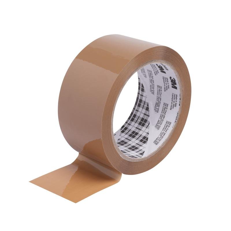 Braune Klebebandrolle mit glatter Oberfläche und abgerolltem Bandstück, freigestellt auf hellem Hintergrund.