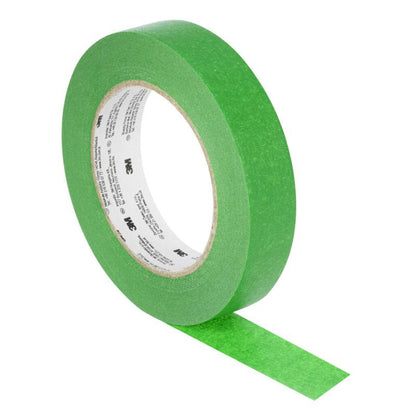 Grüne Klebebandrolle mit matter Oberfläche und abgerolltem Bandstück, freigestellt auf hellem Hintergrund dargestellt.