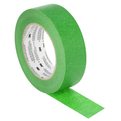 Grüne Klebebandrolle mit matter Oberfläche und abgerolltem Bandstück, freigestellt auf hellem Hintergrund dargestellt.