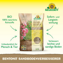 Um saco de 10 kg de Neudorff Shop Bentonit SandbodenVerbesserer está em pé sobre uma superfície clara. A embalagem é adornada com rosas rosa e informações do produto que destacam os minerais de argila para armazenamento de nutrientes e melhoria do solo arenoso.