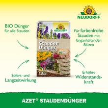 Um pacote de Azet StaudenDünger da Neudorff Shop está na grama, rodeado por setas que destacam vantagens como efeito duradouro, flores vigorosas e plantas robustas em alemão.