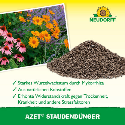 Um monte de Azet StaudenDünger da Neudorff Shop está no jardim ao lado de plantas perenes em flor. A imagem mostra o logotipo da Neudorff e destaca vantagens como melhor crescimento das raízes, ingredientes naturais e maior resistência.
