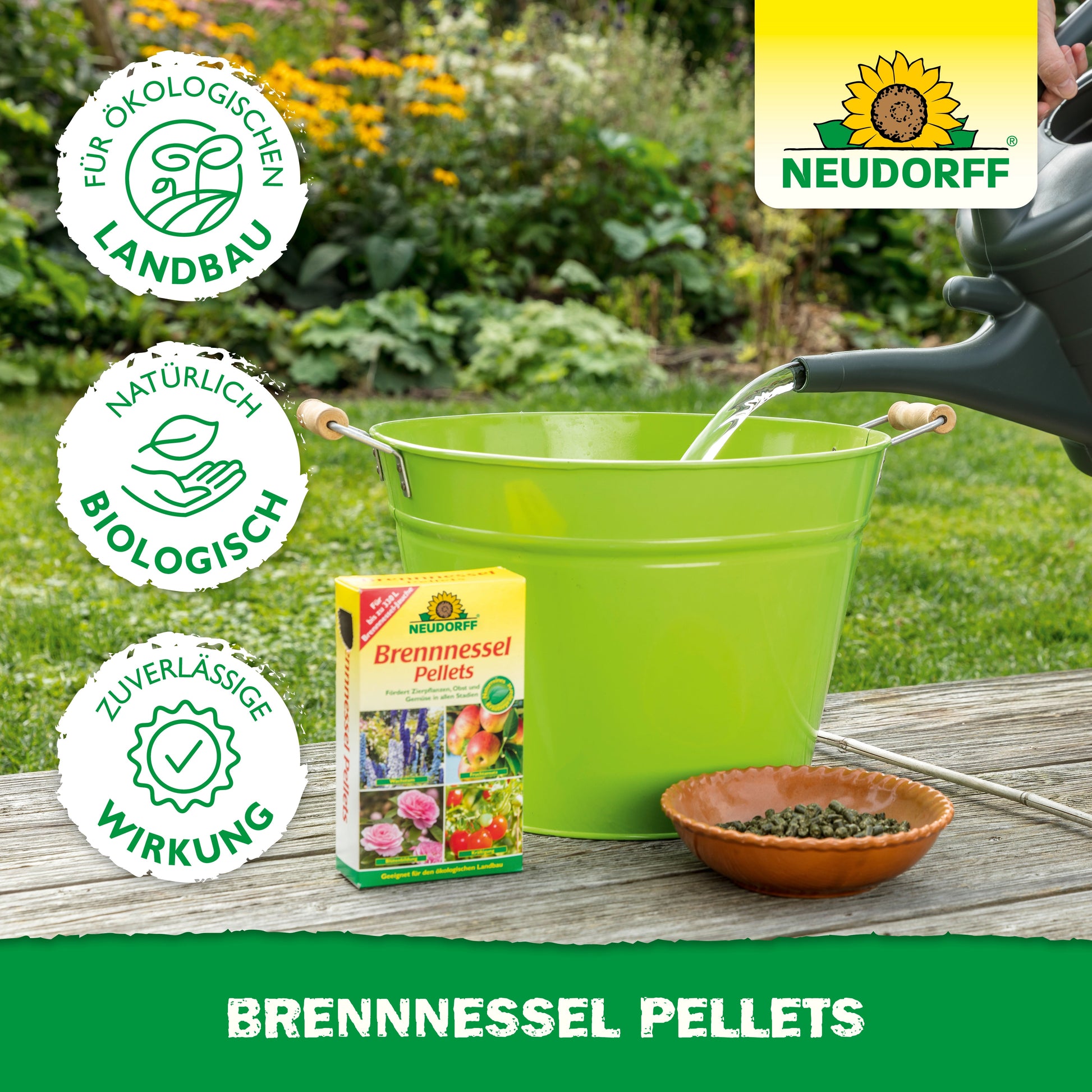 Ein grüner Eimer und eine braune Schale mit Neudorff Shop Brennnessel Pellets stehen im Freien. Eine Gießkanne füllt den Eimer, während eine Schachtel mit diesen Pellets daneben steht - perfekt als Pflanzenstärkungsmittel für Ihren Garten.