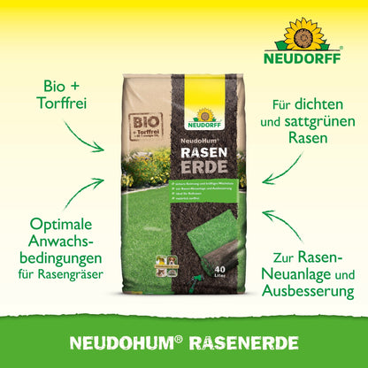 Um saco de 40 litros de NeudoHum RasenErde da loja Neudorff é colocado na relva. Este solo orgânico sem turfa promove um crescimento forte - perfeito para criar, reparar ou manter um relvado verdejante.