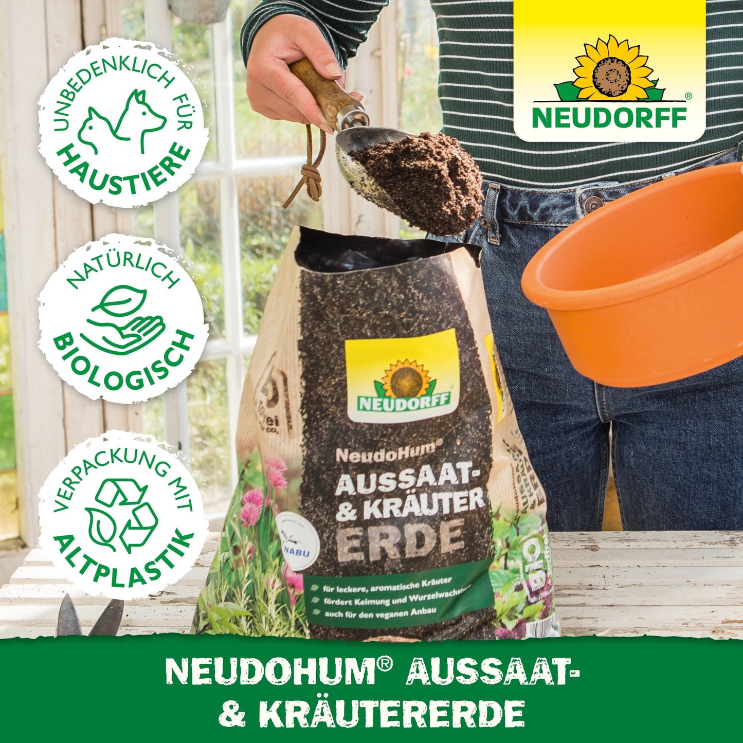 Uma pessoa preenche um vaso laranja com NeudoHum Aussaat- & KräuterErde da Neudorff Shop - um solo de semeadura e ervas biológico e amigo dos animais em embalagem bioplástica, ideal para ervas mediterrâneas.