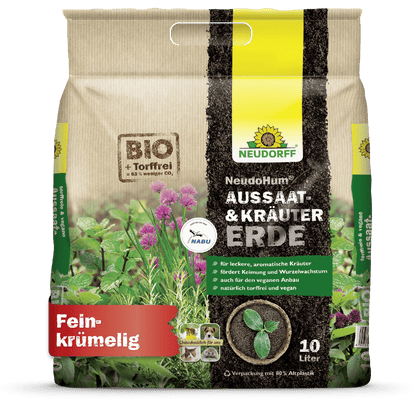 Um saco de 10 litros de NeudoHum Aussaat- & KräuterErde da Neudorff Shop está decorado com motivos de ervas mediterrâneas, etiquetas ecológicas e um texto que destaca a fórmula biológica e sem turfa - ideal para semear, ervas e a propagação de flores ou vegetais.