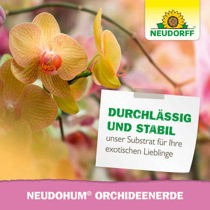 Eine Nahaufnahme von gelben und rosa Orchideen mit einem weißen Schild zeigt NeudoHum OrchideenErde aus dem Neudorff Shop. Oben rechts erscheint das Neudorff-Logo mit Sonnenblume. Ideale Tipps zum Umtopfen und für ein gesundes Orchideenwachstum.