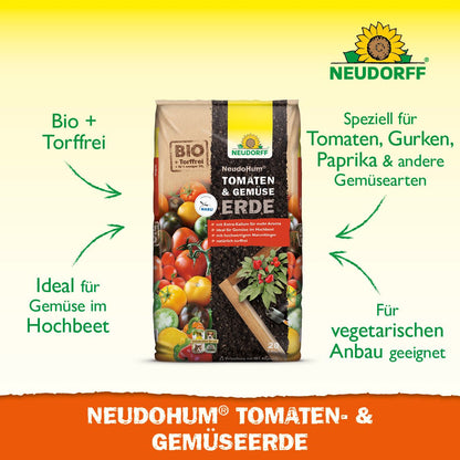 Um saco de NeudoHum Terra para Tomate & Legumes da Loja Neudorff é mostrado com tomates frescos e legumes de verão. A terra sem turfa é adequada para canteiros elevados e fornece nutrientes para o cultivo vegetariano.