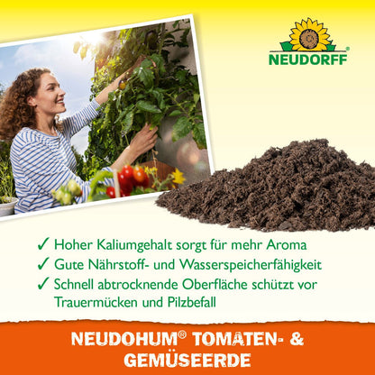 Uma mulher cuida de plantas de tomate num jardim ao lado de um monte de NeudoHum Terra para Tomate & Legumes da Loja Neudorff. É rica em potássio e nutrientes, oferece uma excelente retenção de água e protege contra pragas e fungos.