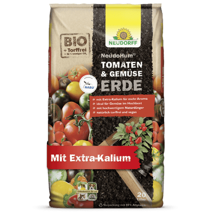 Na embalagem de um saco de Neudorff Shop NeudoHum Terra para Tomate & Legumes, sem turfa e biológica, estão ilustrados tomates e legumes de verão. Com extra potássio, é ideal para canteiros elevados e apoia um crescimento saudável dos vegetais.