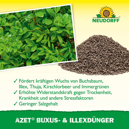 À esquerda buxos verdes, à direita um monte de fertilizante orgânico e no meio o produto Azet Buxus- & IlexDünger da Neudorff Shop - o cuidado ideal para buxos e azevinhos.