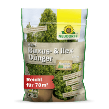 Um saco de 1,75 kg de Neudorff Shop Azet Buxus- & IlexDünger está em pé e mostra na embalagem buxos verdes e azevinhos, na frente estão impressas informações do produto e alcance de 70 m².