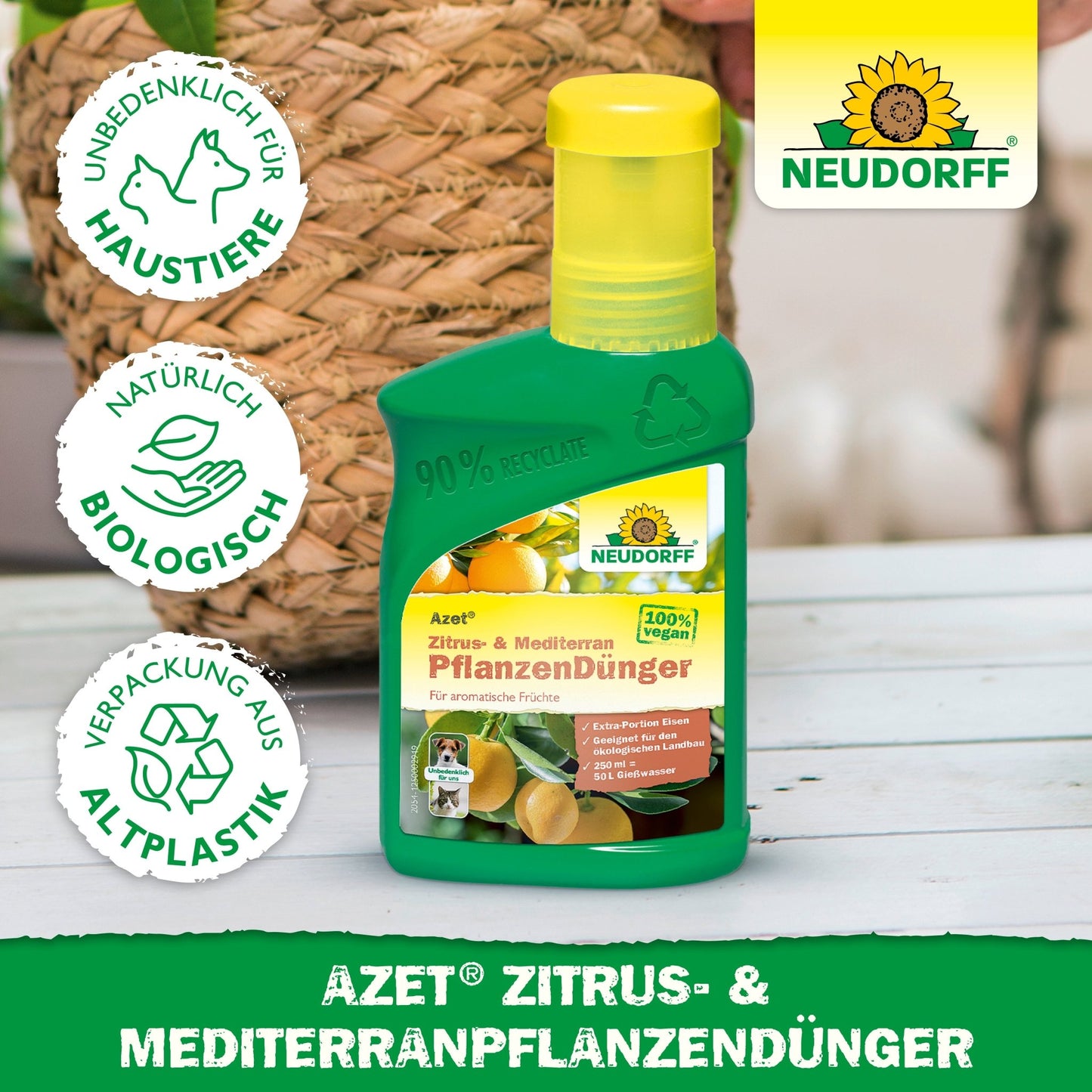 Uma garrafa verde de Neudorff Shop Azet Zitrus- & MediterranpflanzenDünger para plantas em vaso mediterrâneas está sobre uma mesa, com rótulo visível e símbolos ao redor que indicam segurança para animais de estimação, ingredientes naturais e embalagem reciclada.