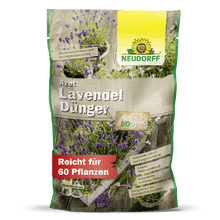 Um saco de 750g de Neudorff Shop Azet LavendelDünger, com lavanda e flores azul-violeta na embalagem. Este fertilizante orgânico nutre até 60 plantas e promove o crescimento robusto de arbustos tolerantes à seca.