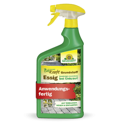 Uma garrafa de spray verde com a inscrição "Neudorff BioKraft Grundstoff Essig" da loja Neudorff, com letras amarelas/brancas, bico amarelo e um banner vermelho "Pronto para uso". O rótulo mostra caminhos e terraços para áreas livres de ervas daninhas.
