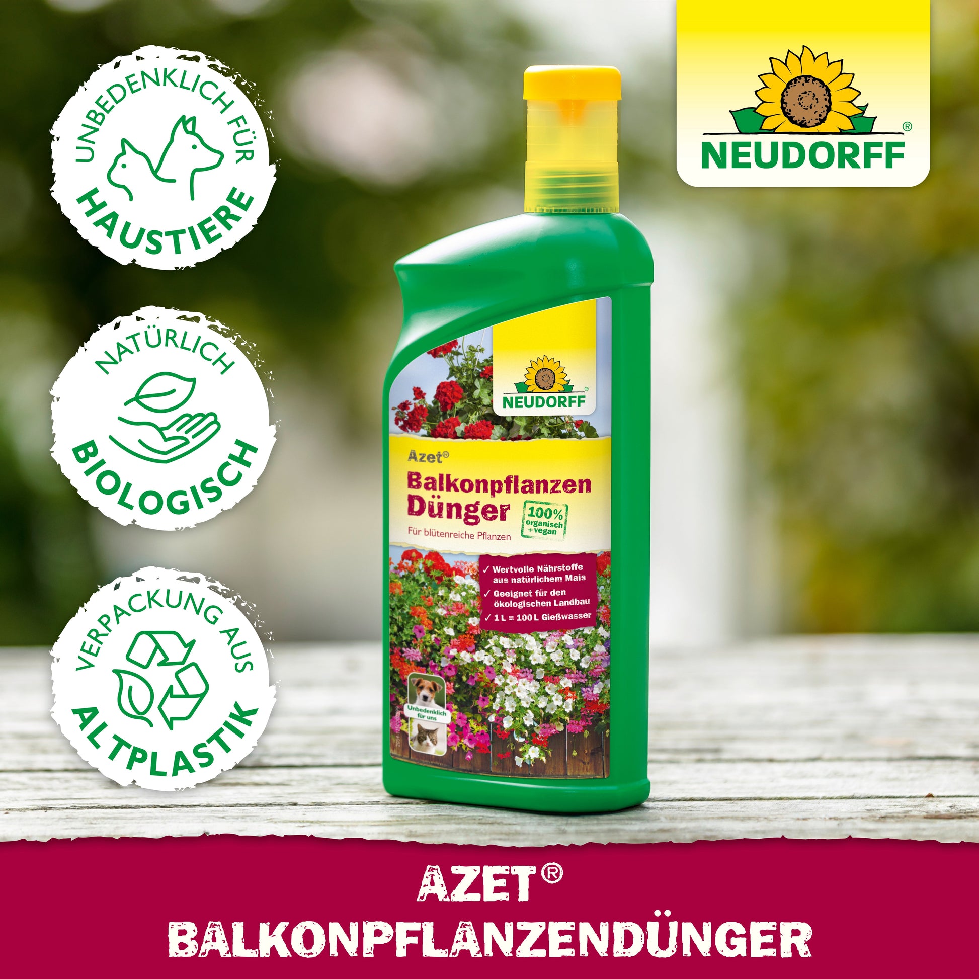 Auf einem Tisch steht eine Flasche Neudorff Shop Azet BalkonpflanzenDünger flüssig mit Symbolen für Haustiere, Bio und Biokunststoff; im Hintergrund blühende Sommerblumen, Balkonkästen und das Neudorff-Logo.