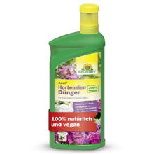 Uma garrafa verde de Neudorff Shop Azet Fertilizante Líquido para Hortênsias com uma tampa amarela. O rótulo mostra flores e as frases em alemão "100% vegano" e "100% natural e vegano".