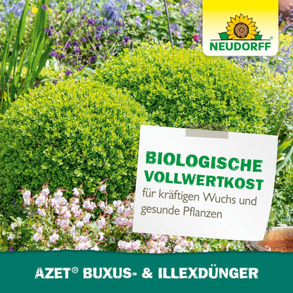 Uma cena de jardim com buxos exuberantes e flores, além de uma placa da Neudorff Shop: "Alimento biológico completo para crescimento vigoroso e plantas saudáveis. Azet Buxus- & IlexDünger líquido." Ideal para plantas perenes em vasos.