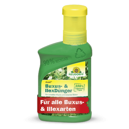 Uma garrafa de plástico verde de Azet Buxus- & IlexDünger líquido da Neudorff Shop, 100% fertilizante orgânico para buxos, azevinho e outras plantas perenes; feito de 90% de material reciclado e com uma tampa amarela.