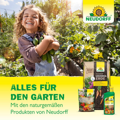 Uma criança sorridente com pepinos na mão está em uma horta. Em primeiro plano, vê-se Azet Vegane Hornspäne da Neudorff Shop para crescimento vigoroso das plantas. O logotipo da Neudorff está no canto superior direito. O texto promove produtos de jardim.