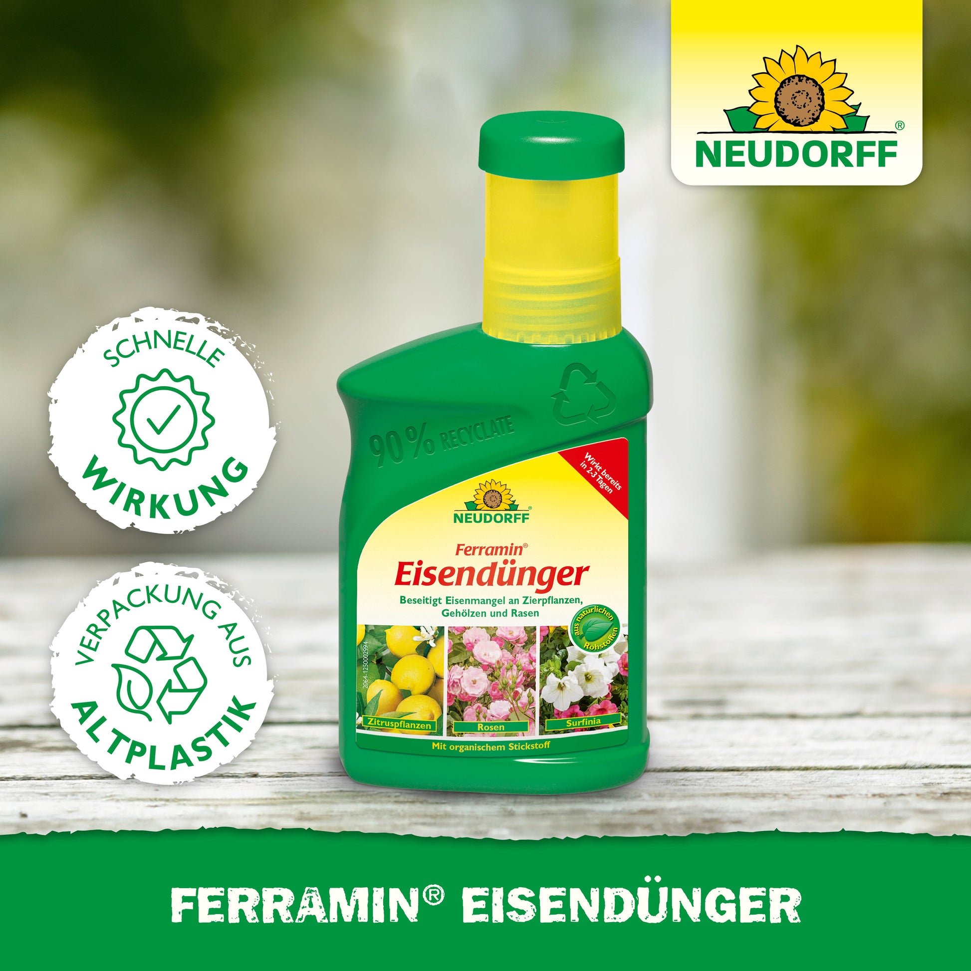 Eine grüne Plastikflasche mit Ferramin Eisendünger von Neudorff Shop steht auf einer Holzfläche. Auf dem Etikett sind Blumen und Zitronen abgebildet, es wirbt für eine schnelle Wirkung gegen Stickstoffmangel und weist darauf hin, dass es in recyceltem Plastik verpackt ist.
