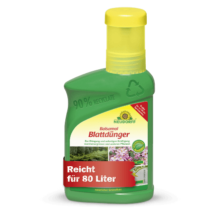 Uma garrafa de plástico verde do Neudorff Shop Balsamol Fertilizante Foliar com tampa amarela; adequado para 80 L, ideal para coníferas e plantas perenes, e fabricado com 90% de plástico reciclado.