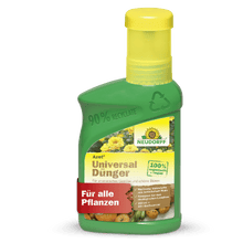 Em uma garrafa de plástico verde da Neudorff Shop Azet UniversalDünger líquido com tampa amarela, onde está escrito "Para todas as plantas" e "100% orgânico vegano", estão ilustrados vegetais e flores, destacando a relação equilibrada de nutrientes.