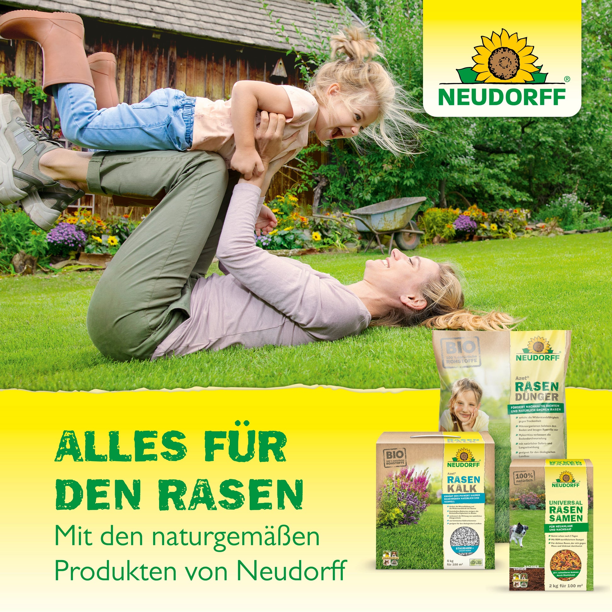 Eine Frau auf einem grasbewachsenen Rasen hebt ein lächelndes Kind über sich. Im Vordergrund ist Neudorffs UrgesteinsMehl aus dem Neudorff Shop zu sehen. Der Text lautet: "Alles für den Rasen. Mit den naturgemäßen Produkten von Neudorff.