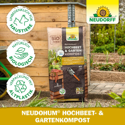 Um saco de NeudoHum Hochbeet- & GartenKompost da Neudorff Shop está em frente a um canteiro elevado de madeira - perfeito como substrato de plantio ou camada de solo. Ícones mostram que é amigo dos animais, natural, biológico e embalado em bioplástico.
