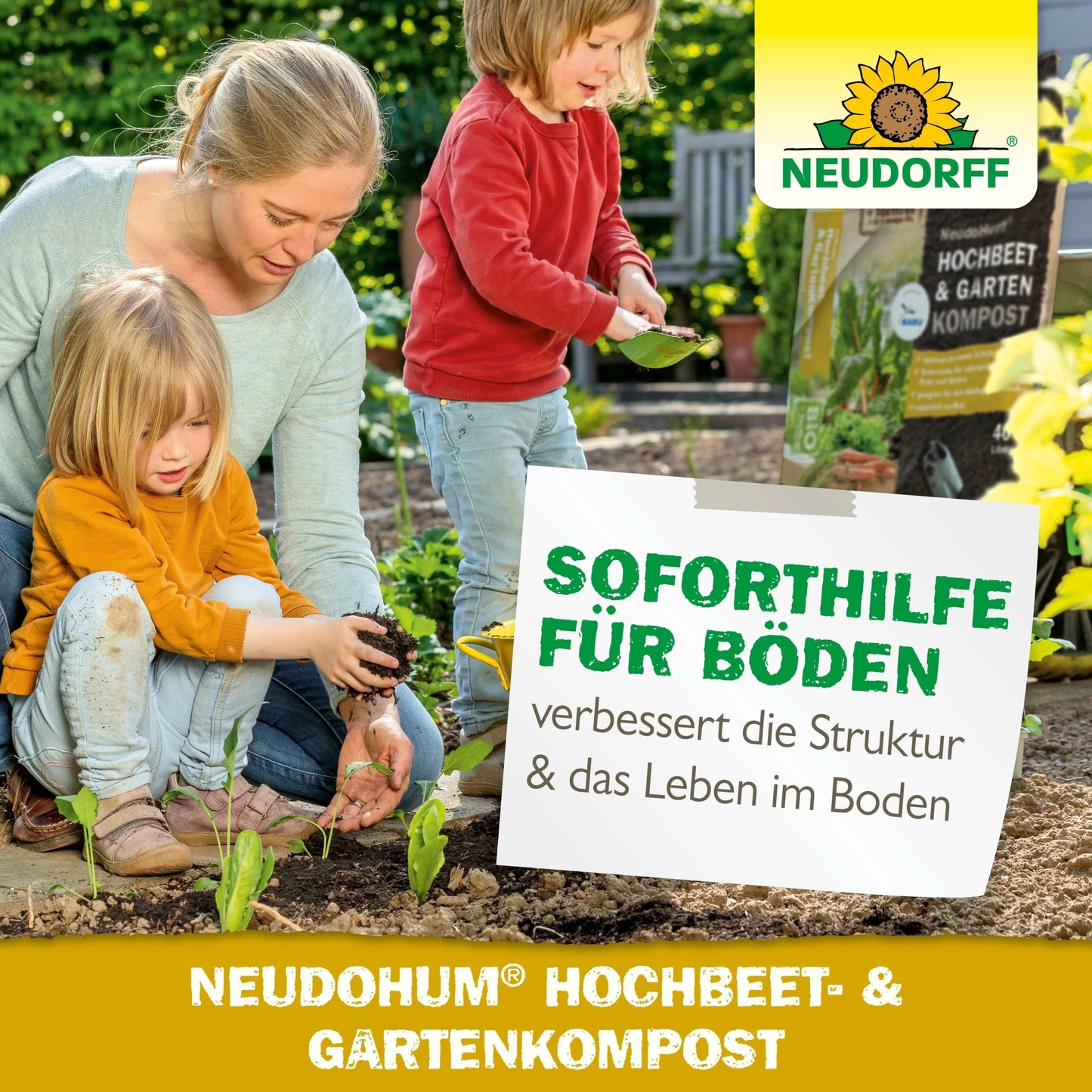 Uma mulher e duas crianças trabalham em um canteiro elevado com NeudoHum Hochbeet- & GartenKompost da Neudorff Shop. A mulher planta uma muda enquanto uma criança ajuda e outra observa. No quadro, há texto publicitário e branding da Neudorff.