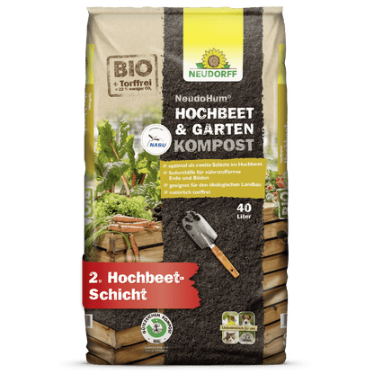 Um saco de 40 litros de NeudoHum Hochbeet- & GartenKompost da Neudorff Shop - composto biológico, sem turfa, para canteiros elevados ou jardins, com vegetais e uma pá na frente.