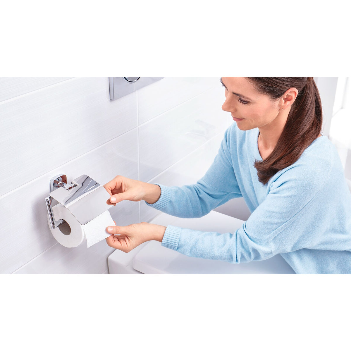 Suporte para papel higiénico tesa ELEGAANT com tampa, incluindo solução adesiva – Utilização