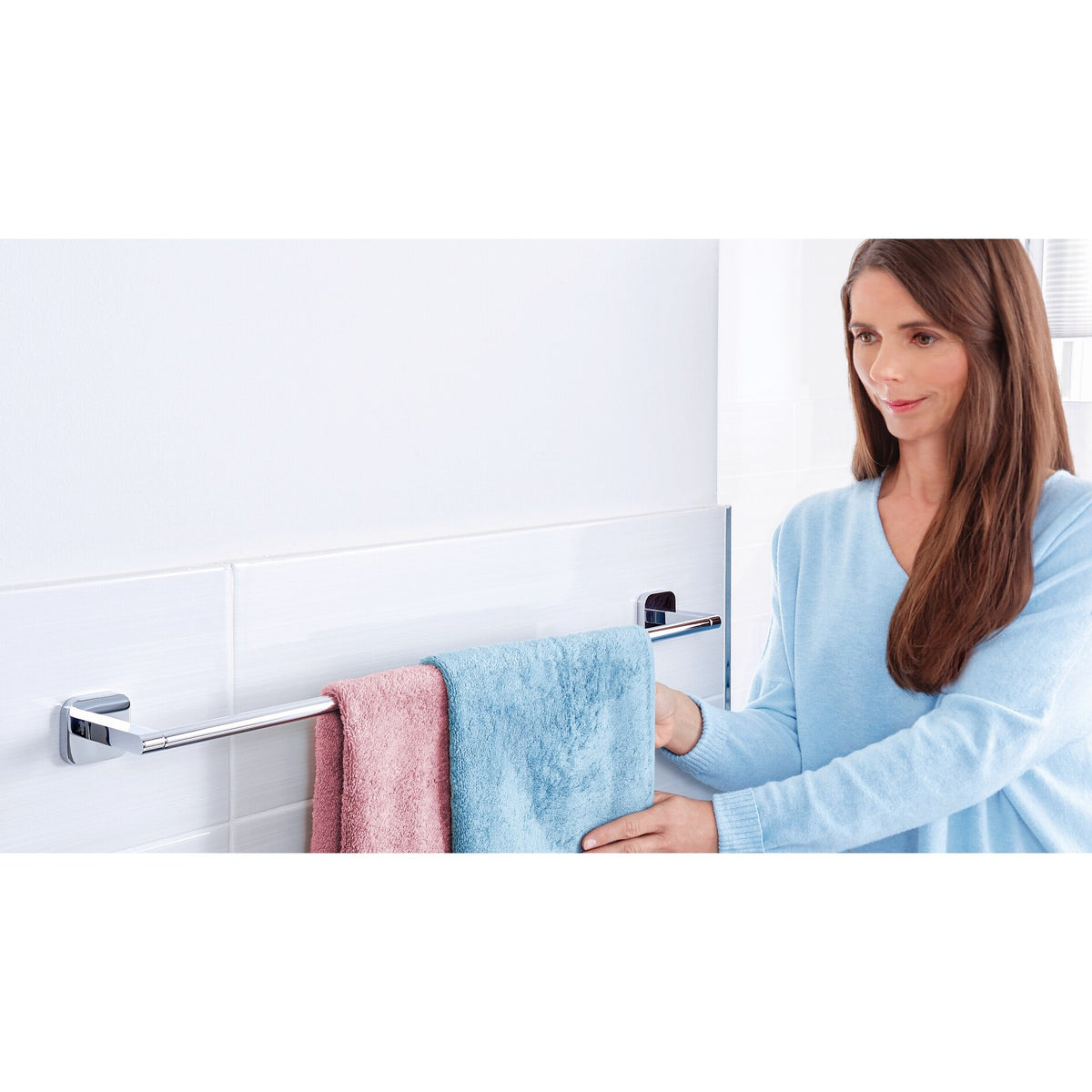 tesa ELEGAANT Handtuchstange verchromt, Metall, inkl. Klebelösung – Anwendung