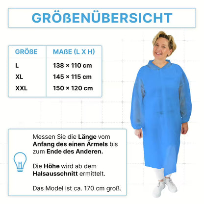 Eine Frau in einem ARNOMED PROTECT PP-BESUCHERKITTEL BLUE Einweg Besuchermantel der ARNOWA GmbH steht neben einer Größentabelle (L, XL, XXL) mit Messanleitung. Die Körpergröße des Models beträgt ca. 170 cm.