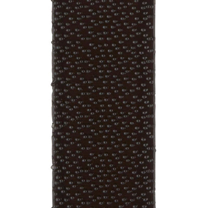 Close-up da superfície texturizada marrom-escura com pontos elevados das tiras de montagem de quadros Command™ 17201BLK da 3M Deutschland GmbH, tamanho médio, preto, 4 conjuntos - ideal para pendurar quadros sem pregos e remoção sem resíduos.