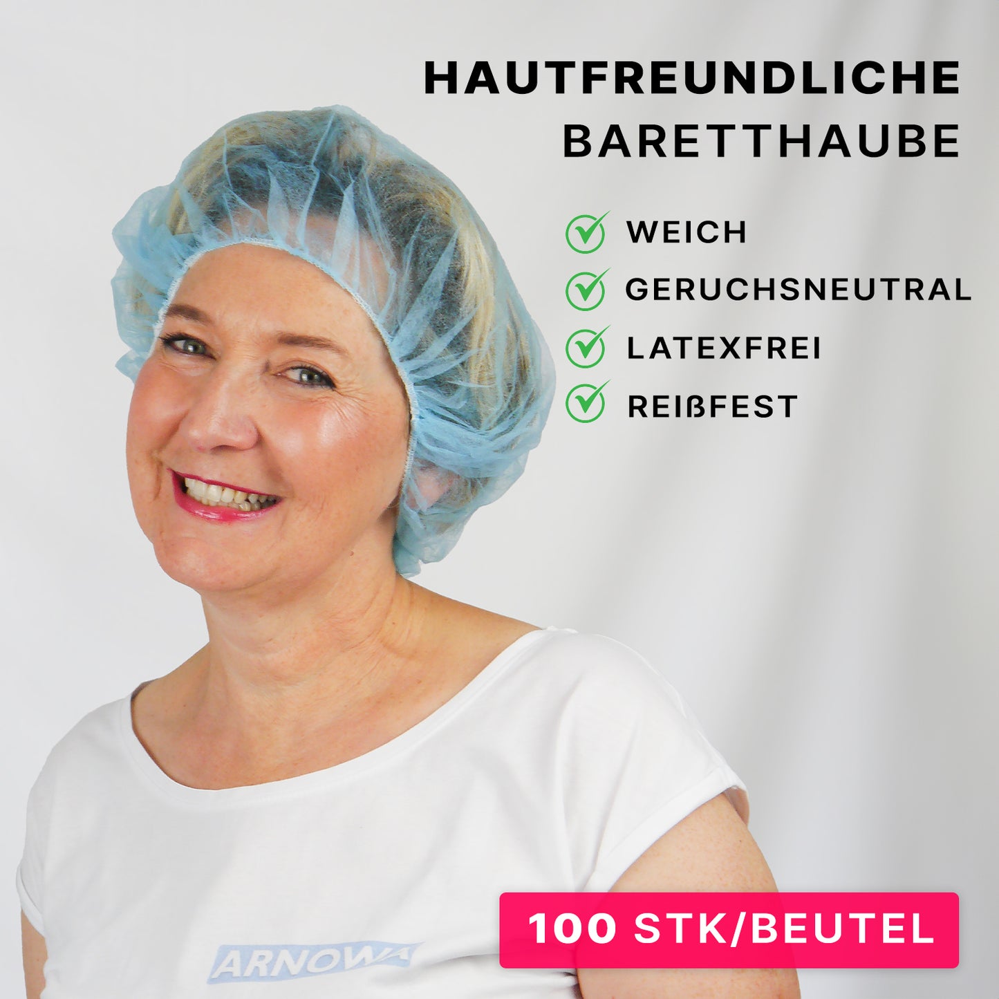 Eine Frau in einem hellblauen ARNOMED COVER PP-BARETTHAUBE der ARNOWA GmbH lächelt in die Kamera. Der Text hebt die hautfreundlichen, weichen, geruchsneutralen, latexfreien und reißfesten Eigenschaften hervor. Etikett: "100 STK/Beutel" - ideal für den Hygienebereich.