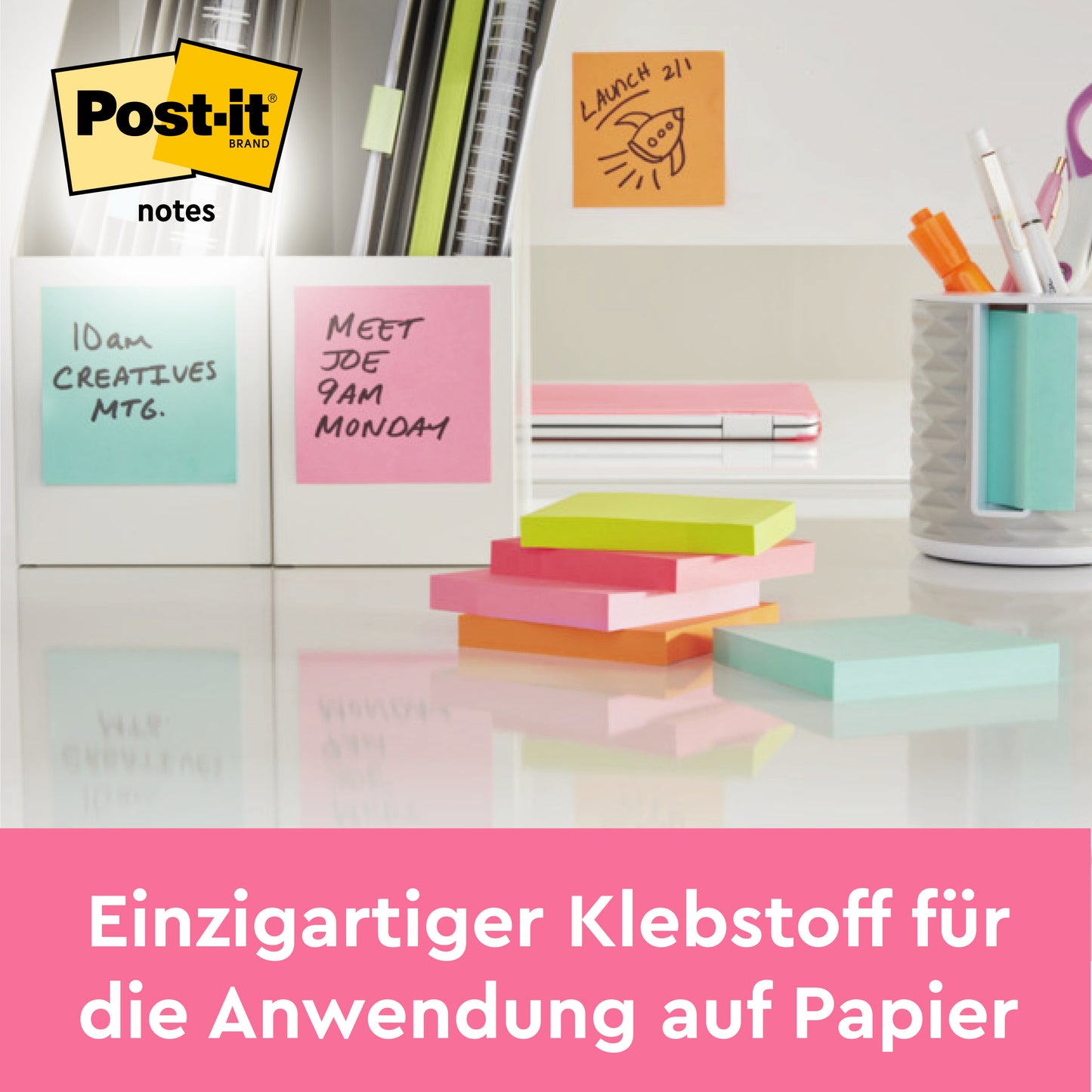 Na mesa estão notas adesivas coloridas Post-it®, Coleção Energética (38 mm x 51 mm, 100 folhas/bloco, 12 blocos/embalagem) da 3M Deutschland GmbH em uma embalagem de papelão certificada PEFC - perfeito para melhor organização de escritório em papel.