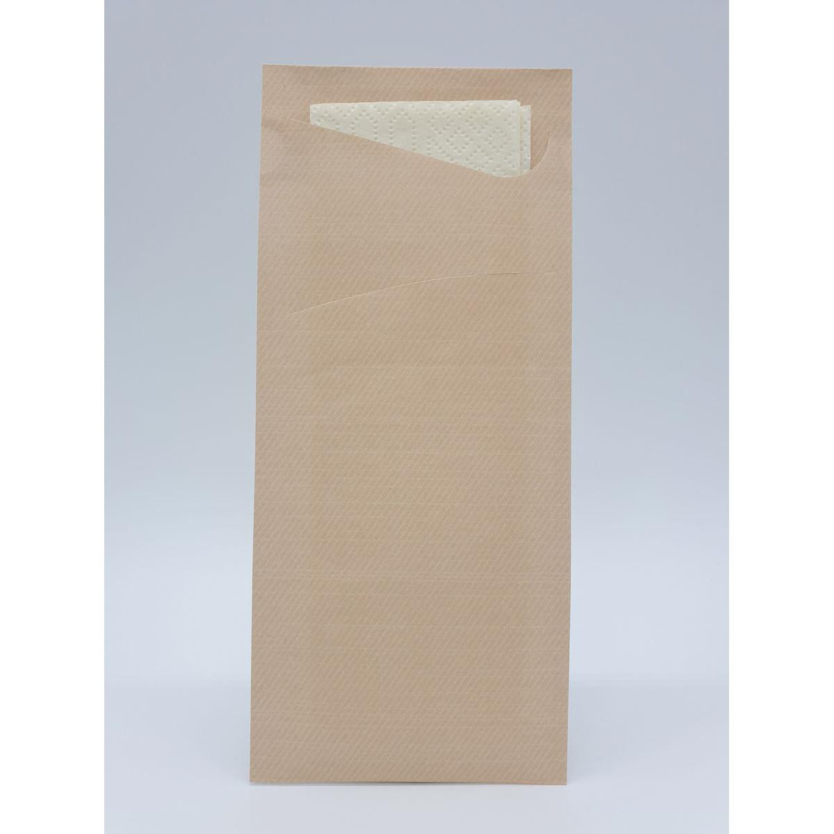 Ein einzelnes Sacchetto Zelltuch 190 x 85 mm der Duni GmbH steht aufrecht mit einer gefalteten Serviette, die teilweise sichtbar aus der oberen Tasche herausragt, vor einem schlichten hellen Hintergrund.