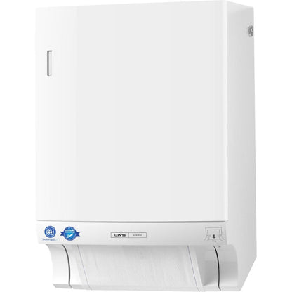 Um dispensador de toalhas de tecido CWS ParadiseLine Dry Slim branco, incluindo painel com design elegante, está fixado na parede e mostra uma folha parcialmente retirada na parte inferior. Autocolantes azuis, uma pequena etiqueta prateada e um manual ilustrado estão próximos da base.