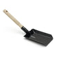 A pá de carvão Nölle Profi Brush tem uma lâmina de metal com pintura preta de 38x11 cm e um cabo de madeira clara, retratada contra um fundo branco simples. Marca: Nölle Profi Brush Bürsten- & Pinseltechnik e.K.