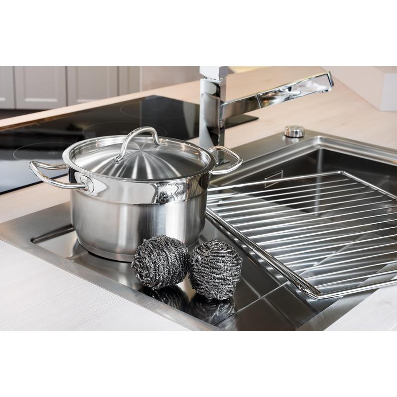 Uma panela de aço inoxidável com tampa está na pia ao lado de duas espirais de aço inoxidável Scotch-Brite® (3M Deutschland GmbH, 3 unidades por embalagem) e um escorredor - para uma limpeza fácil da cozinha, mesmo em sujeiras difíceis.