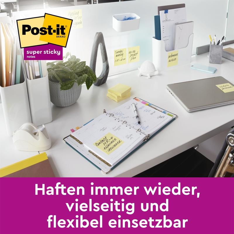 Uma mesa moderna exibe itens com Post-it® Super Sticky 100% Notas de Reciclagem (47,6x47,6 mm, 70 folhas/bloco, 100% PEFC) da 3M Deutschland GmbH. Texto em alemão: "Adesão repetida, uso versátil e flexível.