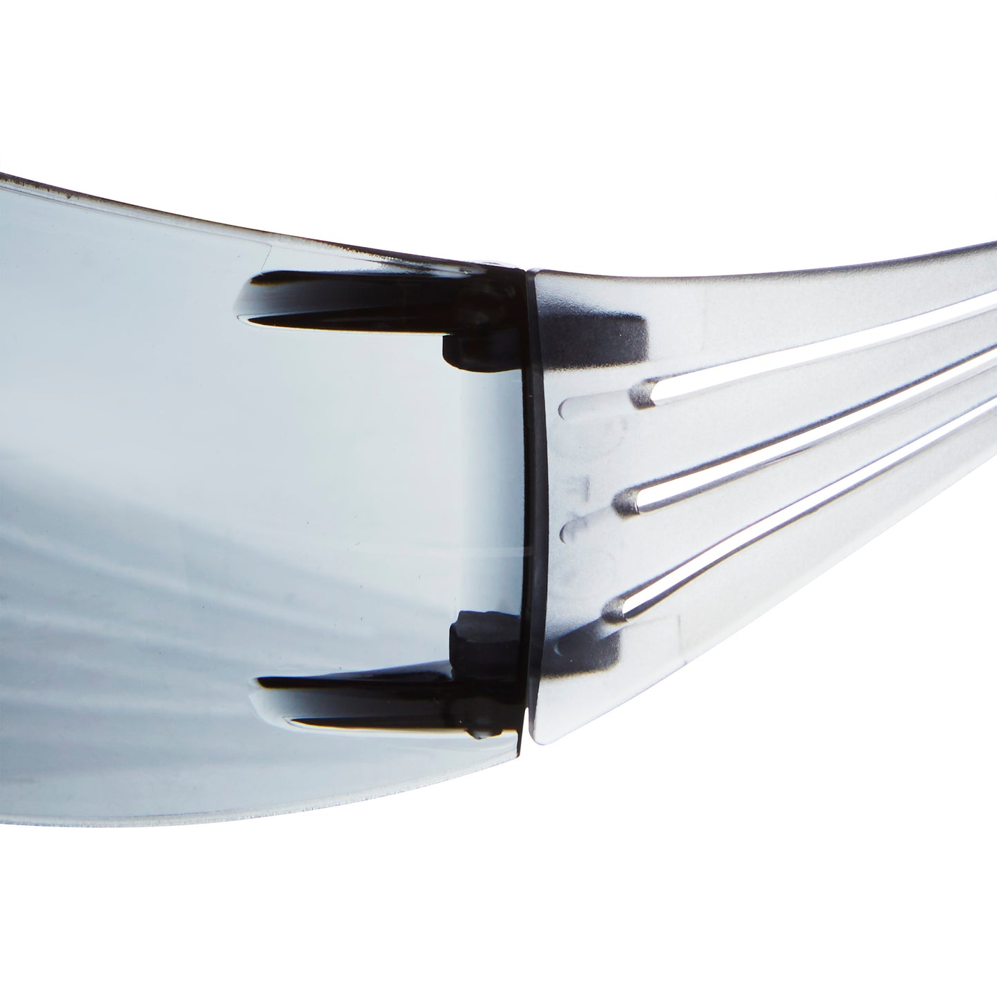 Nahaufnahme der 3M™ SecureFit™ Schutzbrille 200 von 3M Deutschland GmbH, die die seitlichen, leicht getönten Gläser, den Bügel und das Verbindungsscharnier zeigt.