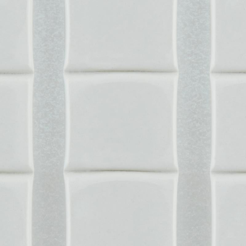 Close-up de azulejos brancos, brilhantes e retangulares com bordas ligeiramente elevadas, dispostos verticalmente com linhas de rejunte finas - seguramente fixados com Scotch-FIX™ Almofadas Adesivas Removíveis 301008C36-P (11 mm x 15 mm, 36 unidades/pacote) da 3M Deutschland GmbH.