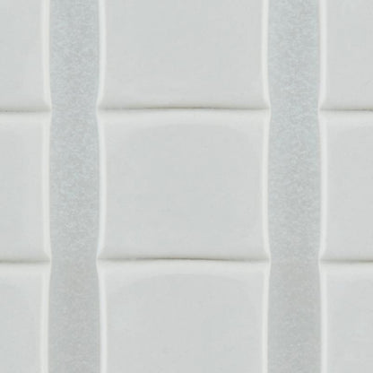 Close-up de azulejos brancos, brilhantes e retangulares com bordas ligeiramente elevadas, dispostos verticalmente com linhas de rejunte finas - seguramente fixados com Scotch-FIX™ Almofadas Adesivas Removíveis 301008C36-P (11 mm x 15 mm, 36 unidades/pacote) da 3M Deutschland GmbH.