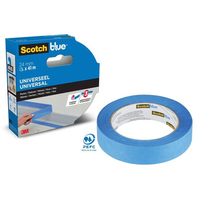 Um rolo de fita de mascaramento ScotchBlue™ "Multi-Surface" da 3M Deutschland GmbH (24 mm x 41 m) é mostrado ao lado da embalagem, que é indicada para uso universal em várias superfícies e possui as marcas ScotchBlue e 3M.