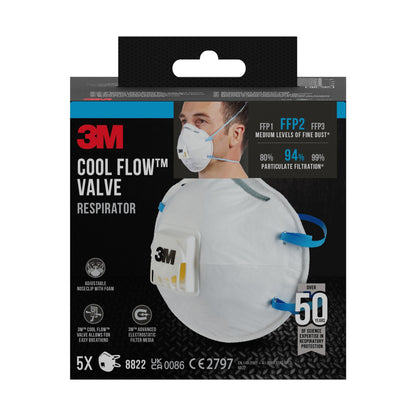Die Abbildung zeigt eine 3M™ Cool Flow™ Partikelmaske 8822 Box der 3M Deutschland GmbH mit FFP2-Einstufung mit belüfteter weißer Maske und blauen Bändern, die eine Filtrationseffizienz von 94 % und eine komfortable Passform für den Schutz aufweist.